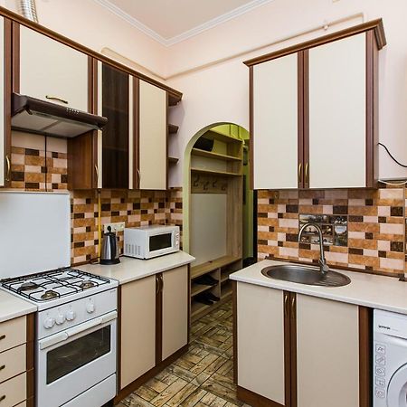 Квартира Подобово В Центрі На Вулиця Скорика 25 Колишня Чайковського Біля Філармонії Lviv Ngoại thất bức ảnh